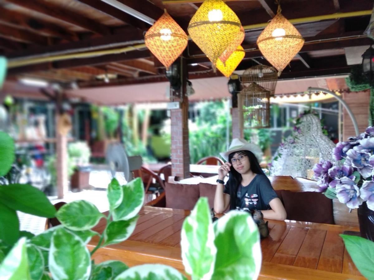 Ruenthip Homestay Bangkok Exteriör bild